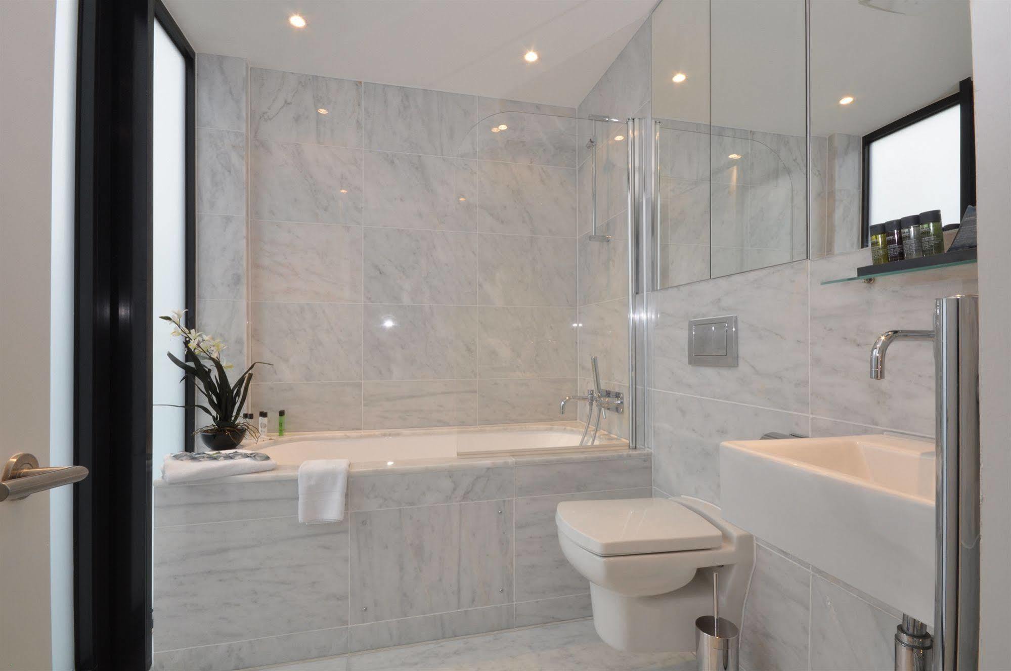 Your Base Dublin - Grand Canal Square Экстерьер фото